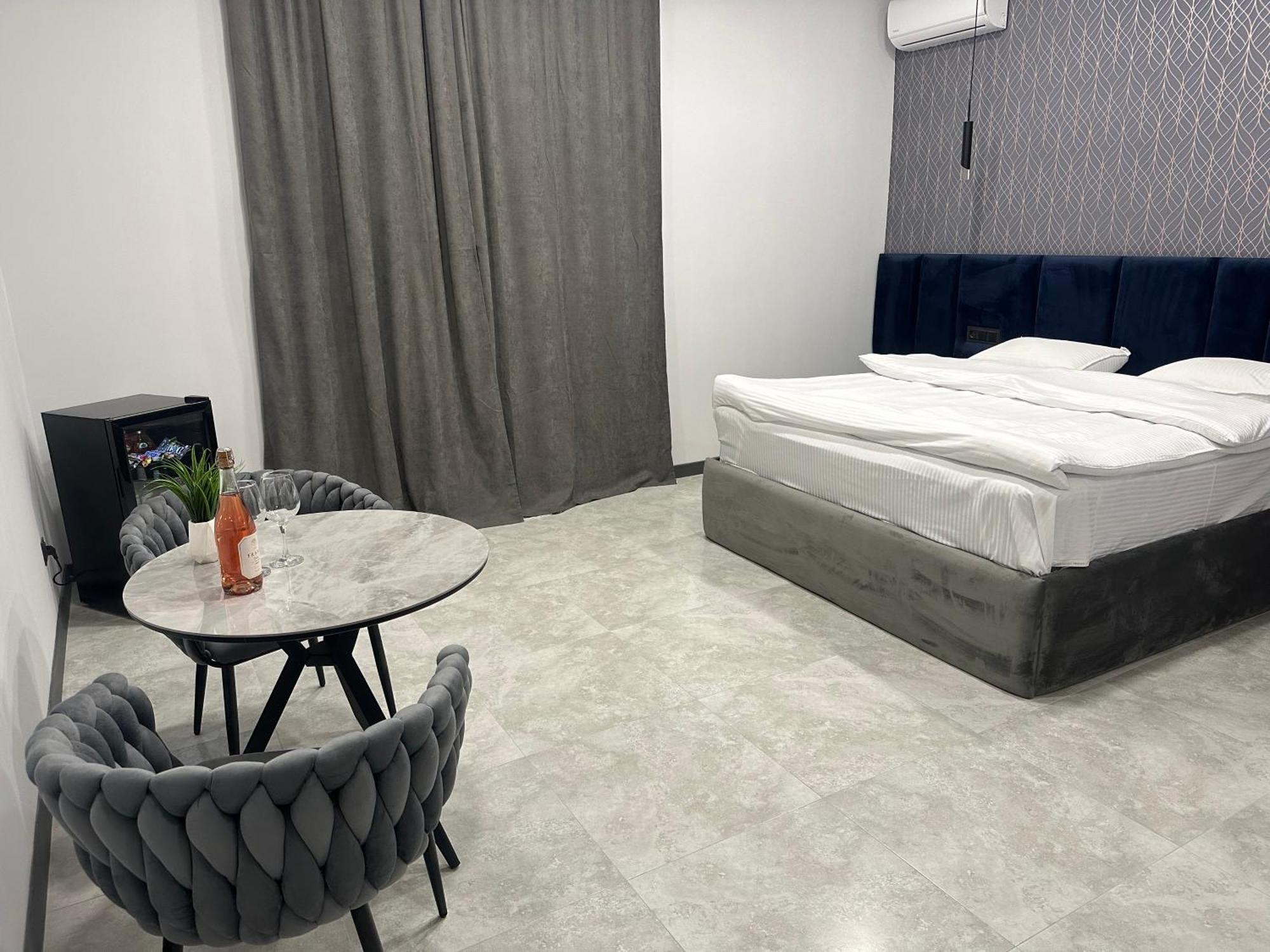 Отель Lux Plaza P'arak'ar Экстерьер фото