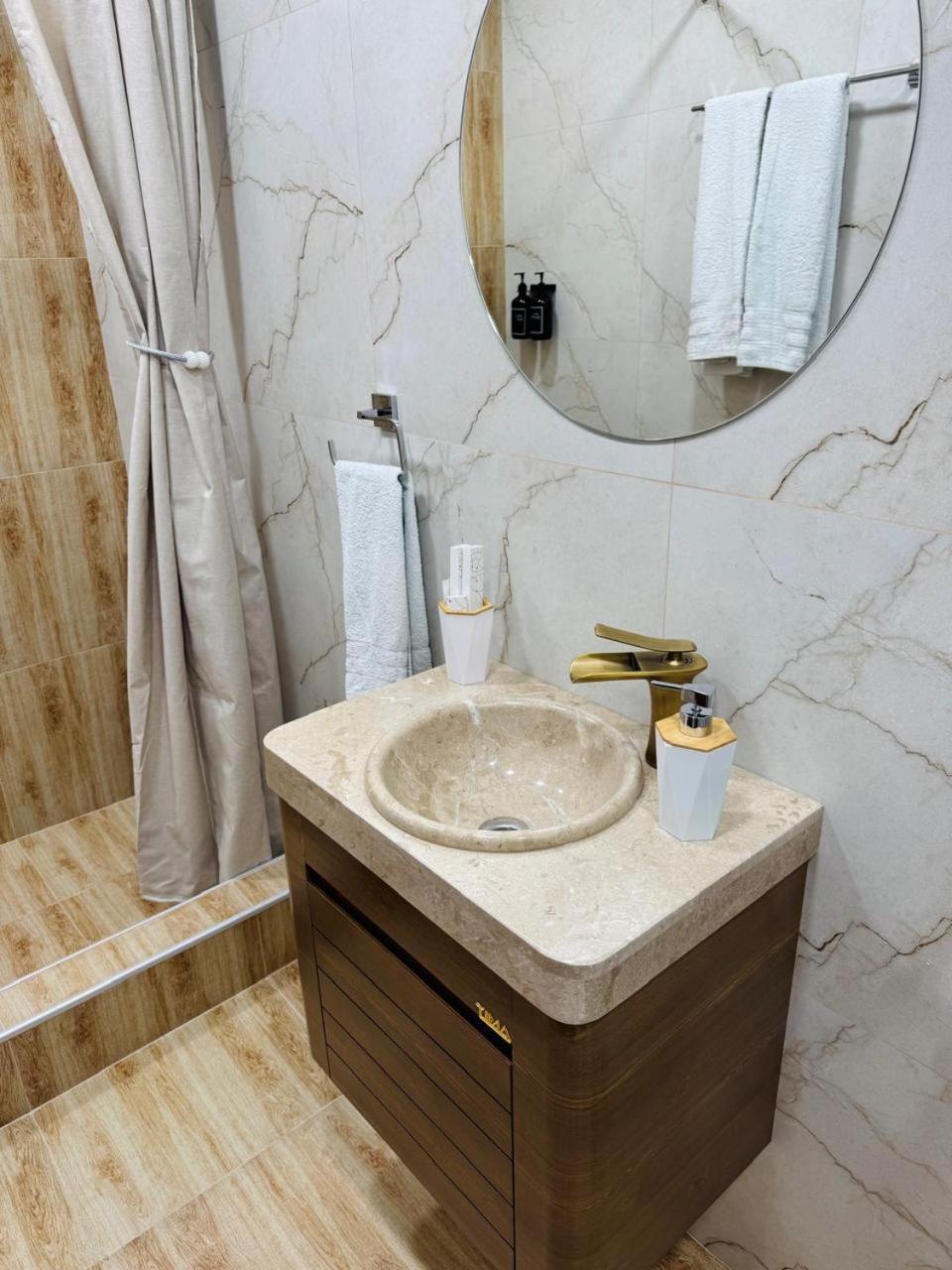 Отель Lux Plaza P'arak'ar Экстерьер фото